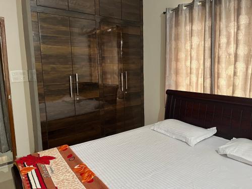 海得拉巴2 BHK Apartment at Gachibowli的一间卧室设有一张床和一个玻璃淋浴间