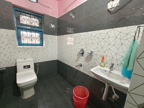 西里古里Anjali BnB Homestay的一间带卫生间和水槽的浴室