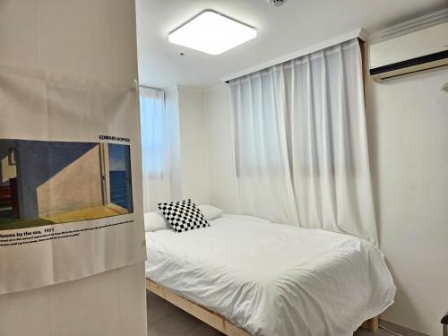 首尔Coco Stay的一间小卧室,配有床和窗户