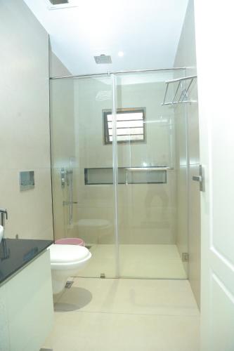德里久尔Wariyam Heritage的一间带玻璃淋浴和卫生间的浴室