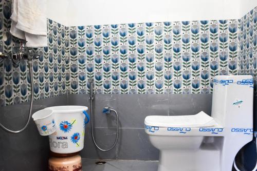 ChaukoriAtithi Home Stay - Himalayas view的一间带卫生间和淋浴的浴室。