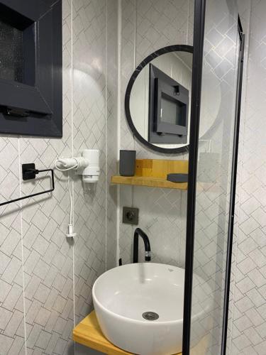 ArdeşenRitiny House的浴室设有白色水槽和镜子