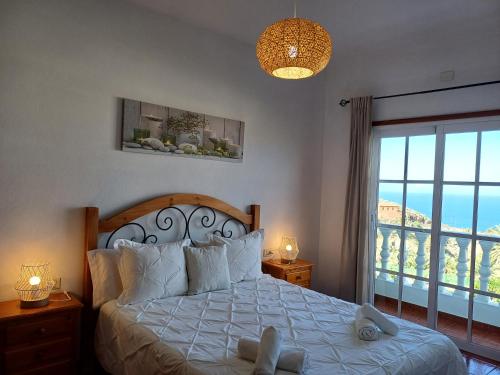 AlojeraVv - Casa Clary -Finca Medina的一间卧室设有一张床和一个大窗户