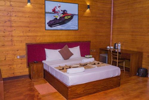 卡图纳耶克New saniro Lagoon Deck的一间卧室配有一张床和一张书桌