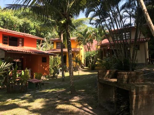 莫罗圣保罗Vila Sofia chalès的前面有棕榈树的房子