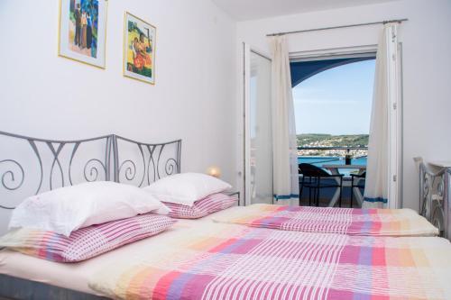 特罗吉尔Apartman PANTAN的一间带两张床的卧室,享有海景