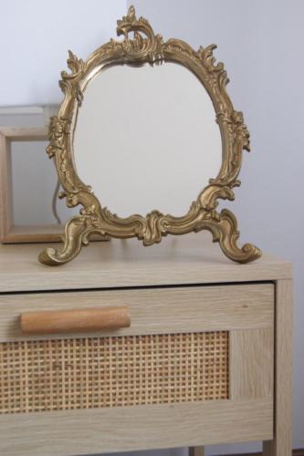 格罗韦Estrela de mar的梳妆台上方的华丽镜子