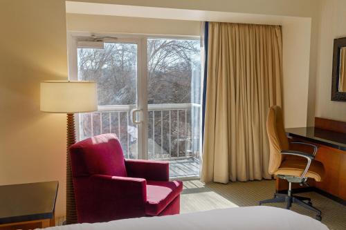 WestlakeMarriott Dallas/Fort Worth Westlake的酒店的客房 - 带一张床、椅子和窗户