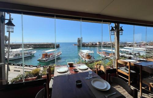 朱拜勒Bab El Mina guest house Byblos的享有水景和船景的餐厅