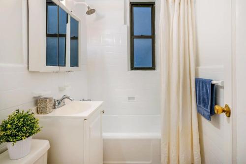 纽约105-1G Park Ave Location studio best value Sleeps3的白色的浴室设有水槽和淋浴。