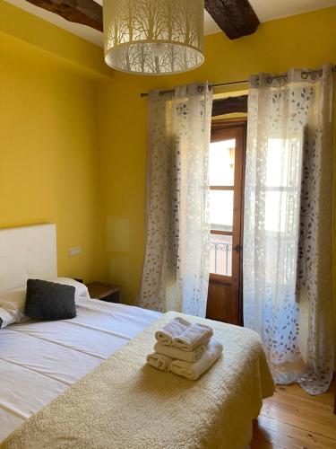 金塔尼利亚德奥内西莫Hotel Restaurante Agapio de TRESNIÑO的一间卧室配有一张床,上面有两条毛巾