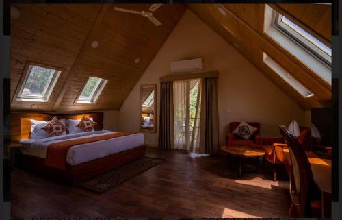 柴尔Samsara Luxury Cottages & Spa !! Best Resort in Chail的阁楼上的卧室配有一张大床
