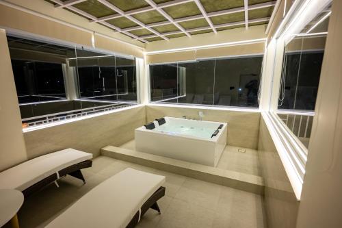 康格拉Luxury 3BHK Villa in Dharamshala with Jacuzzi的一间带浴缸的浴室,位于带窗户的客房内