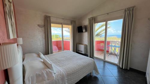 圣多米尼卡博尔戈迪圣巴巴拉酒店的一间卧室配有一张床,享有海景