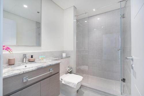 迪拜Heaven Crest Holiday Homes - Luxury Forte的带淋浴、卫生间和盥洗盆的浴室