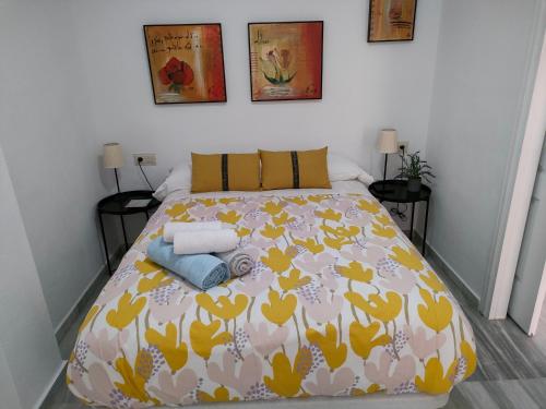 贝纳尔马德纳Pueblo Quinta的一间卧室配有一张黄色和白色的被子。