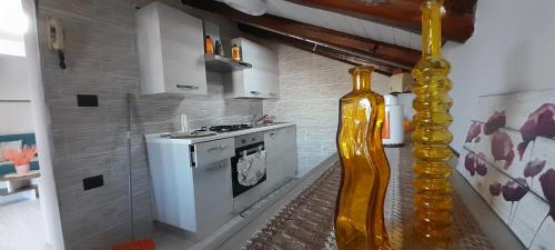 锡巴里Casa vacanze NONNA ANTONIETTA的一间厨房,里面有一个大黄花瓶