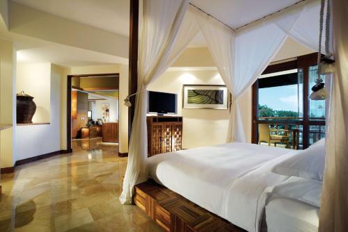 努沙杜瓦巴厘岛君悦大酒店的卧室配有一张白色大床和电视。
