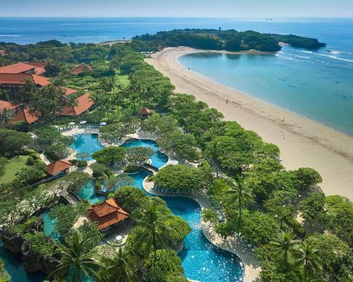 努沙杜瓦巴厘岛君悦大酒店的享有蓝水和树木海滩的空中景致