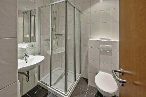 斯普赖滕巴赫Hotel Arte Spreitenbach的带淋浴、卫生间和盥洗盆的浴室