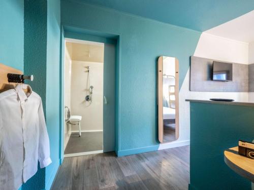 布里地区叙西布里地区叙西宜必思快捷酒店 的浴室设有蓝色的墙壁和镜子