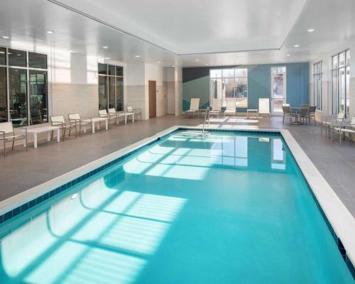 哈里森堡Hyatt Place Harrisonburg的大楼里一个蓝色的大泳池
