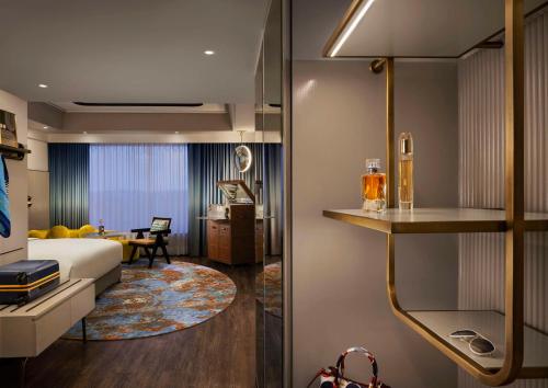 钱德加尔Hyatt Centric Sector17 Chandigarh的酒店客房设有床和客厅。