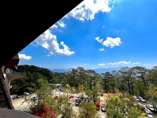 碧瑶The Forest Lodge at Camp John Hay privately owned unit with parking 545的享有蓝天公园的景色