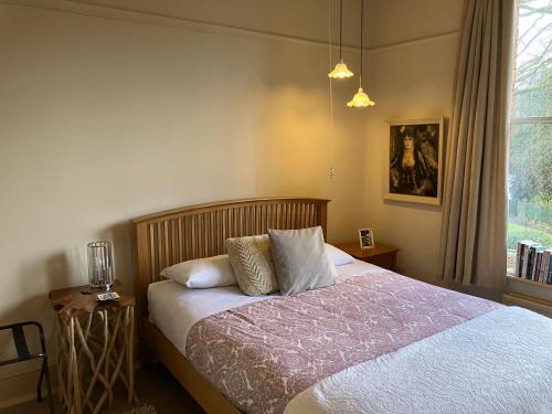 塞尔基石旅馆的一间卧室设有一张床和一个窗口