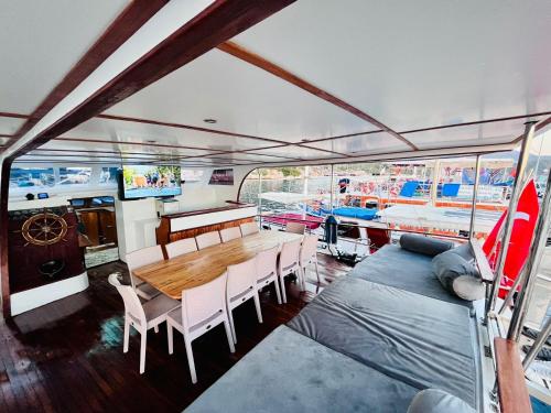 卡斯Lusaas Yacht的船上的用餐区,配有桌椅