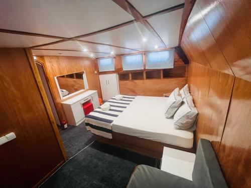 卡斯Lusaas Yacht的小房间,船上有一张床