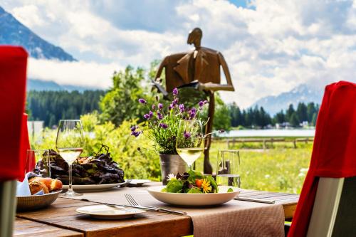 瓦尔贝拉西霍夫酒店的一张桌子,上面有食物和骑车上一个人的雕像