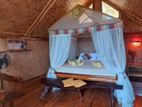 圣维森特Jungle Bar Honeymoon suite & private pool的一间卧室配有一张带蓝色窗帘的天蓬床