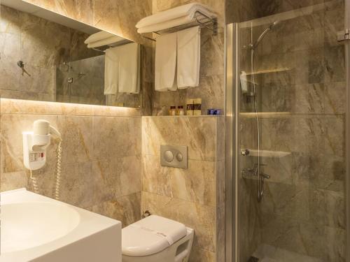 安卡拉嘎子公园酒店 的带淋浴、卫生间和盥洗盆的浴室