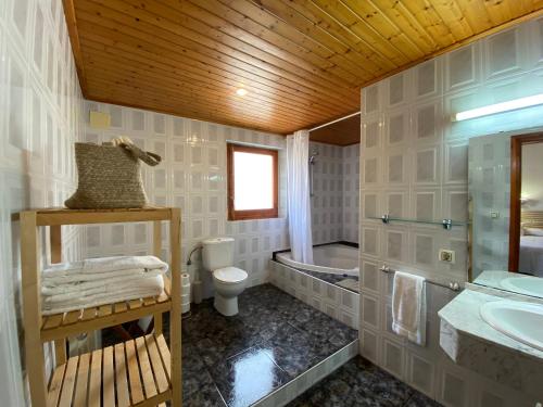 Vilanova de EscornalbouHotel Rural Cal Amadeu的浴室配有卫生间、浴缸和水槽。