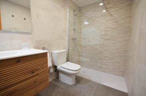 坎布里尔斯Golive Bahia的浴室配有卫生间、盥洗盆和淋浴。