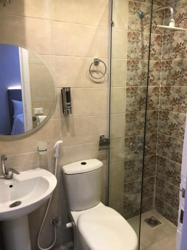 开罗Casablanca Hotel的浴室配有卫生间、盥洗盆和淋浴。
