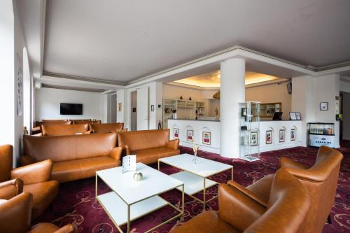 科灵Milling Hotel Saxildhus的一间配有沙发和桌子的餐厅