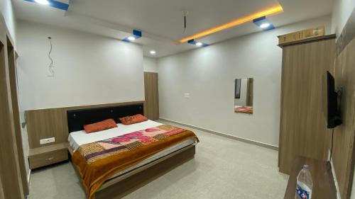 瓜廖尔Paradise residency and cafe的一间卧室配有一张床和一台电视