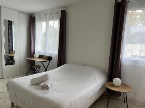 方蒂提斯La douceur au coeur des chateaux de la Loire的卧室配有白色的床和2扇窗户。