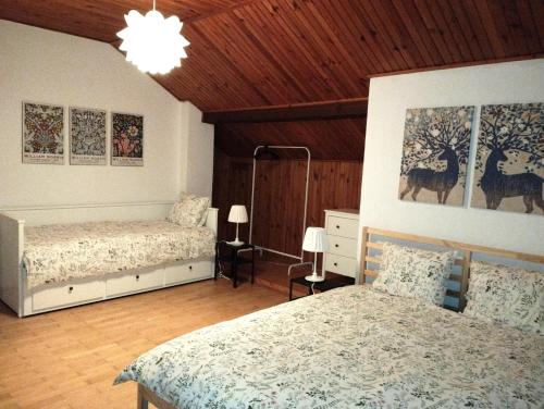 康斯坦钦-耶焦尔纳Nest 4 Rest的一间卧室设有两张床和木制天花板