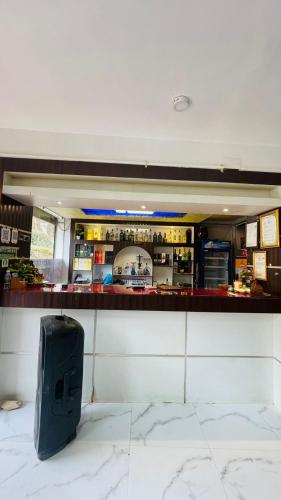 图利凯尔Hotel peace point dhulikhel的酒吧前地板上的手提箱