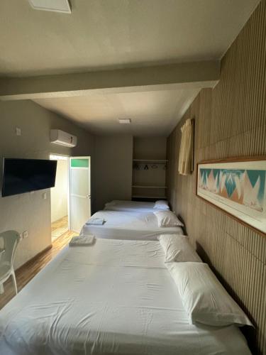 福塔莱萨Pousada da Celma的小房间提供两张床铺