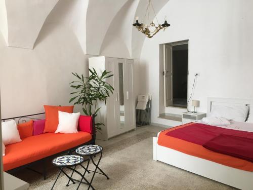 维耶斯泰Medieval terraced house in Vieste Vecchia的一间卧室配有一张床和一张沙发