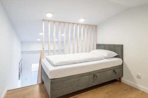 索波特Baza Sopot的一张带木制床头板的床
