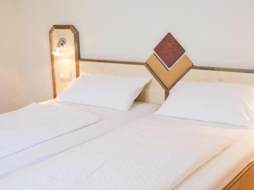 Nickenich布尔格克拉尔斯酒店的两张睡床彼此相邻,位于一个房间里