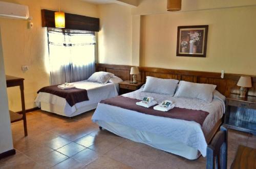 圣伊格纳西奥Portal del Sol的酒店客房设有两张床和窗户。