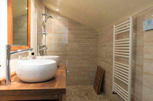 佩罗斯-吉雷克Maison avec Terrasse Superbe Vue Mer plage de Trestraou - ref 907的浴室配有白色水槽和淋浴。