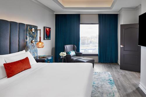 奥兰多波西米亚大奥兰多签名收藏酒店的配有一张床和一把椅子的酒店客房