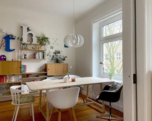 汉堡Apartment_Lucas的白色的用餐室配有桌椅